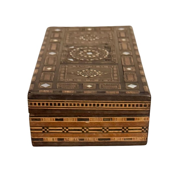 English Antique Anglo Indian Inlaid Bone and Mother of Pearl Decorative Box For Sale - Image 3 of 7