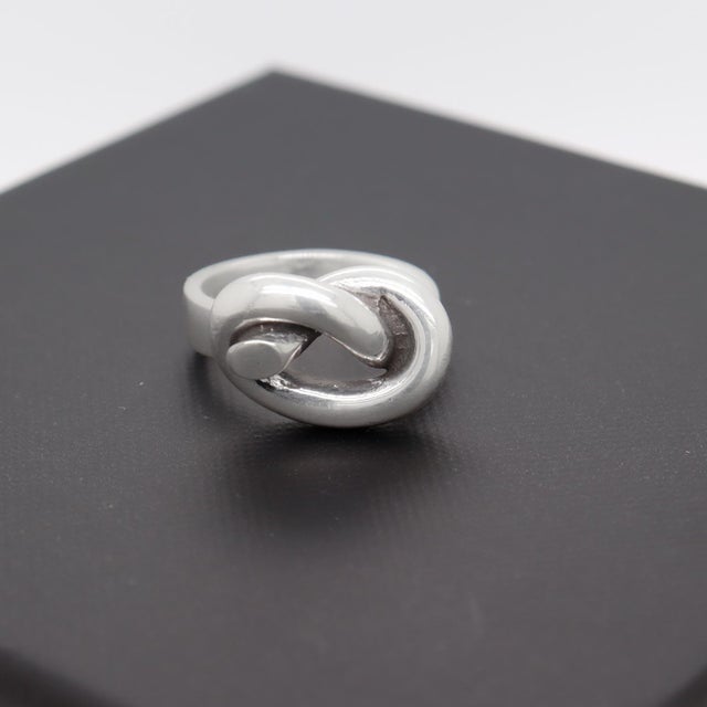 Late 20th Century Vintage Puig Doria Sterling Silver Pretzel Knot Band Ring For Sale - Image 5 of 10