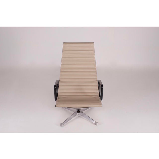 Metal EA 124 Aluminum Swivel Armchair by Charles & Ray Eames Herman Miller, 1980s For Sale - Image 7 of 15