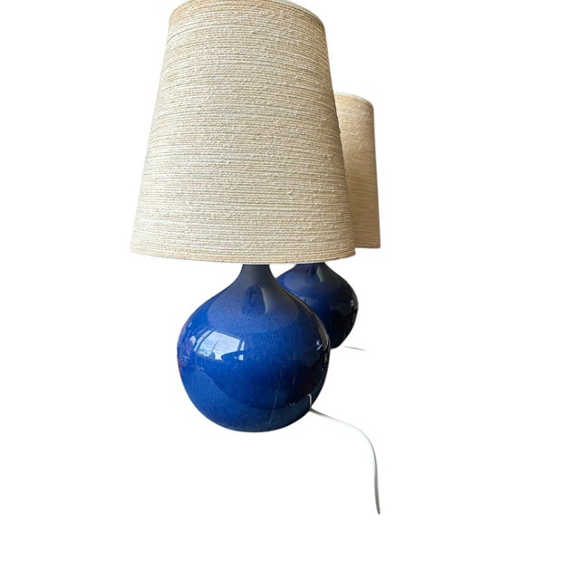 Mid-Century Modern Pair of 1960s Lotte and Gunnar Bostland Danish Modern Blue Ceramic Blue Glazed Ceramic Lamps Original Twine Jute Wrapped Shades For Sale - Image 3 of 10