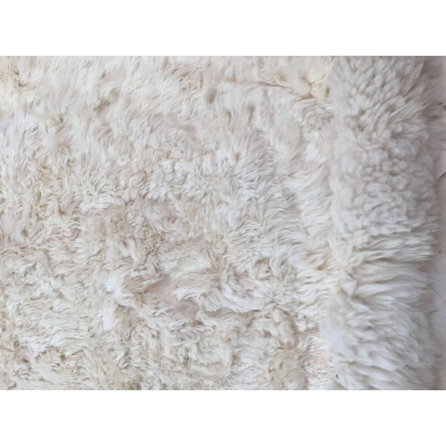 Boho Chic Vintage Shaggy Sheepskin Bed Throw or Rug | New Zealand Natural Ivory White 1970 For Sale - Image 3 of 9
