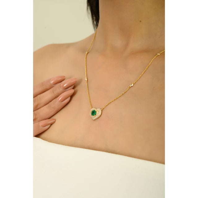 VRJewels Triple Halo Diamond & Emerald Heart Pendant Necklace in 18k Gold For Sale In New York - Image 6 of 14
