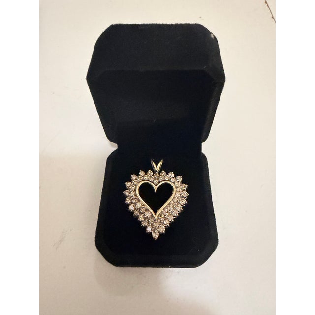 Art Deco 1950s 10k Yellow Gold Approx 2.5 CTW Vs1 Diamond Heart Pendant For Sale - Image 3 of 4