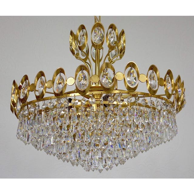 Beautiful chandelier, which has an imposing design off and throws very nice light even when the condition is switched on...