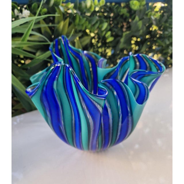 This stunning vintage Murano glass bowl is a classic example of mid-20th century Italian craftsmanship, designed in the...