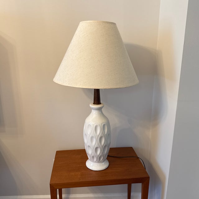 Mid-Century Modern 1960s Mid-Century Modern White Ceramic Table Lamp With Walnut Wood Neck and Lampshade For Sale - Image 3 of 12