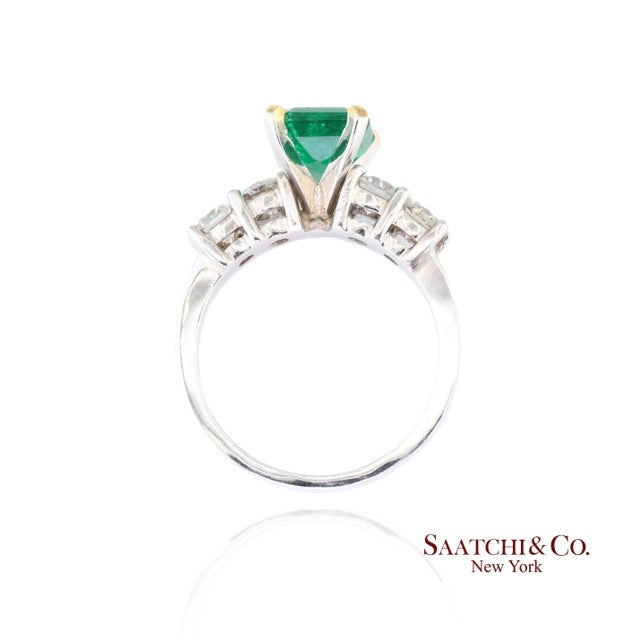 Metal 18k (750) White Gold Natural Emerald and Diamond Ring Size 7 For Sale - Image 7 of 10