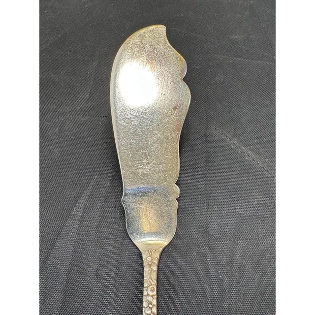 Vintage Stieff Rose Repousse Sterling Silver Master Butter Knife Flat Handle 7" For Sale In New York - Image 6 of 9