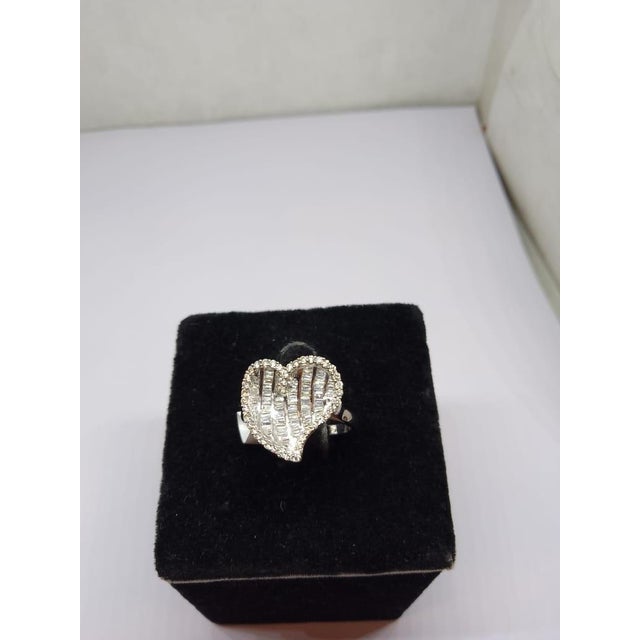 Modern Natural Diamond 0.60cts Ring in 18k Gold, Size 3 For Sale - Image 3 of 8