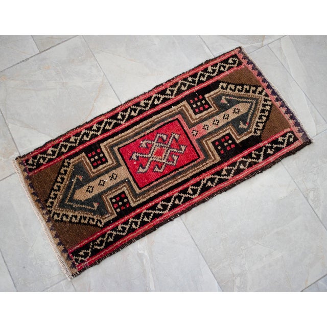 1980s Hand Knotted Small Turkish Rug Bath MatFront of Kitchen Sink Rug Mini Runner 1'6" X 3' For Sale - Image 12 of 13