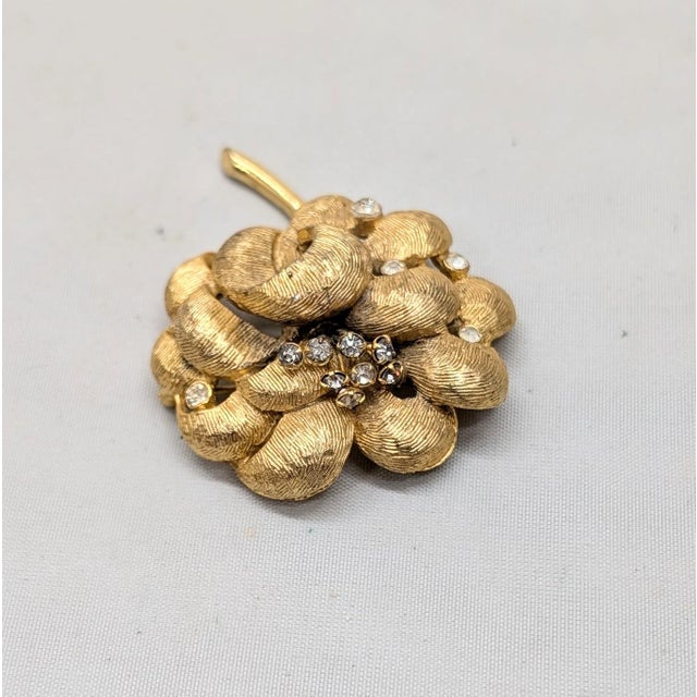 Mid-Century Modern Vintage 1960s Signed Castlecliff Goldtone & Clear Rhinestone Flower Brooch For Sale - Image 3 of 9