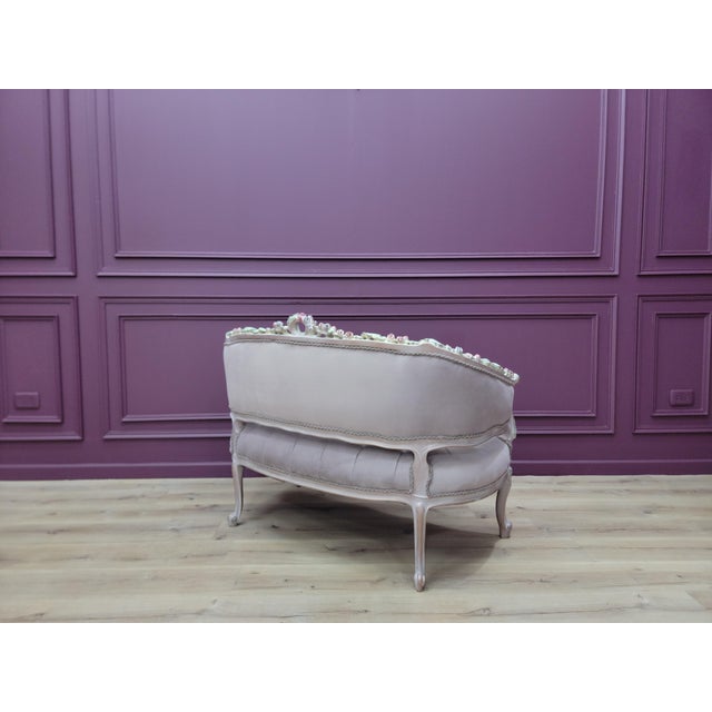 Wood 1960s French Rococo Chaise Lounge – Tufted Settee Bench, Ornate Carved Wood Sofa, Louis XV Style Couch, Romantic Bedroom or Entryway Accent For Sale - Image 7 of 10