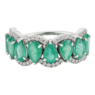 Modern 2.91ct Pear Cut Emerald & Diamond 14k Gold Half Eternity Band Ring Size 7 For Sale