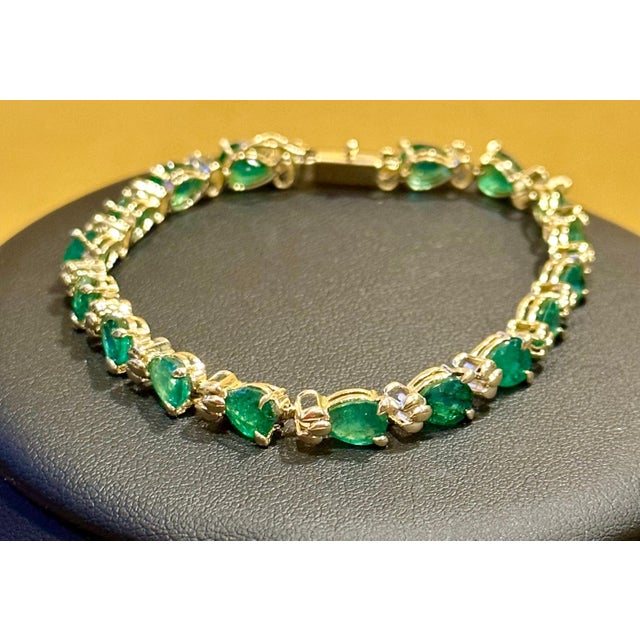 The School of Paris 9 Carat Natural Brazil Emerald Tennis Bracelet 14 Karat Yellow Gold 7 " For Sale - Image 3 of 18