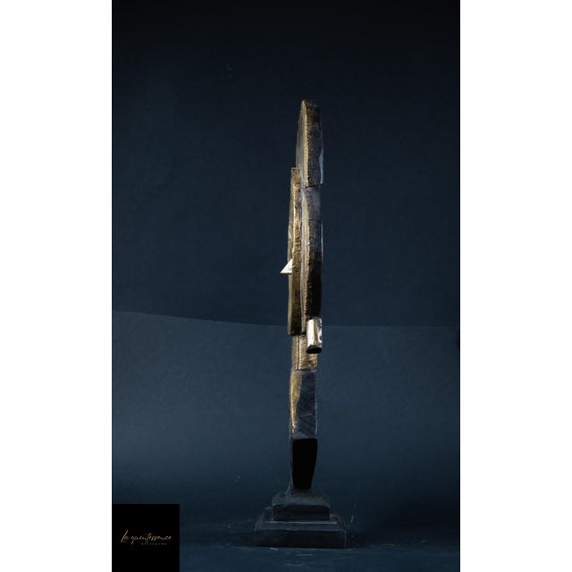 This antique Kota reliquary, originating from Gabon, is a major piece of Central African ritual art. Traditionally placed...