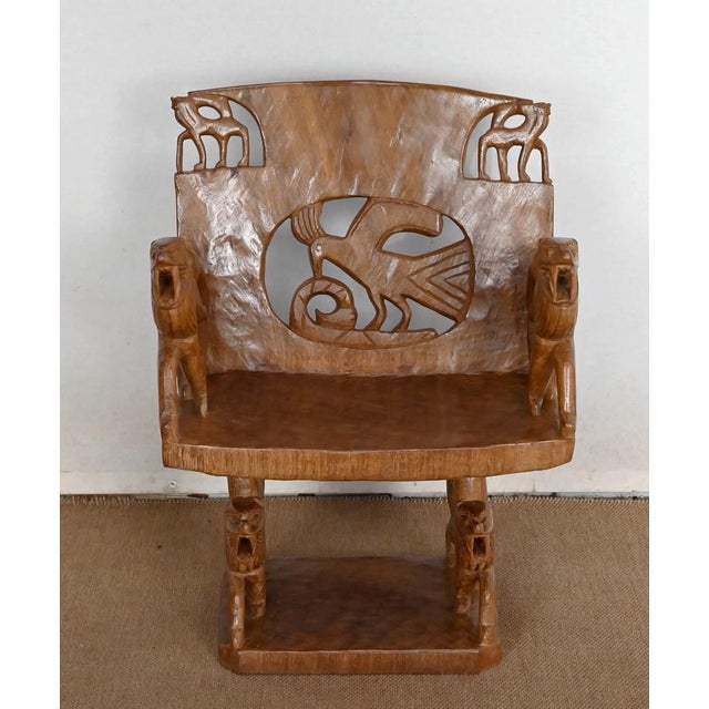 Ce siège en acajou massif, d’origine Africaine, possède une assise légèrement incurvée avec des petits creux. Ses...