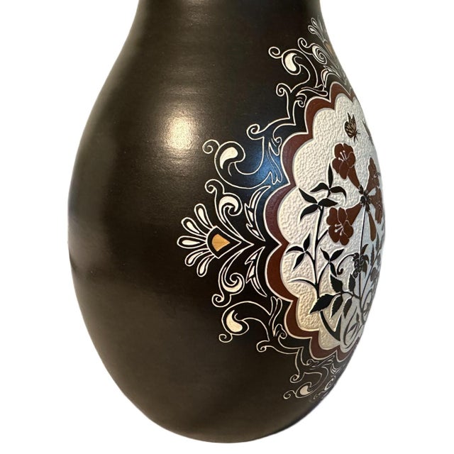 Native American Vintage 1983 Leigh Smith Winged Nation Sacred Circle Mohawk Art Pottery Vase For Sale - Image 3 of 6