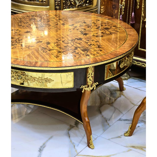 French French Louis XV Coffee Table – Oval Marquetry Wood Top With Gilded Gold Leaf Details & Cabriole Legs For Sale - Image 3 of 3
