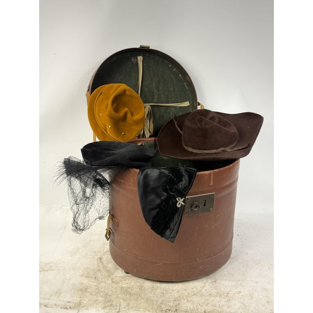 Antique Hat Box in Lined Cardboard and Leather, 1890s For Sale - Image 5 of 17