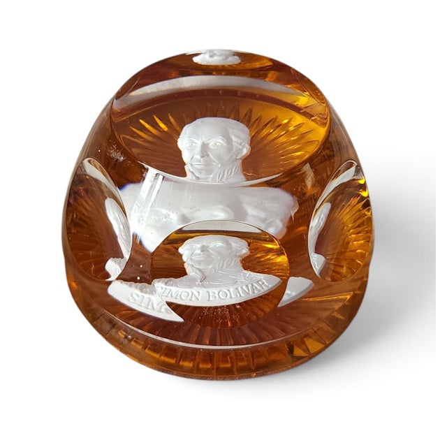 Mid-Century Modern Vintage 1970s Great Leaders of History Baccarat for Franklin Mint Cameo Paperweight For Sale - Image 3 of 5