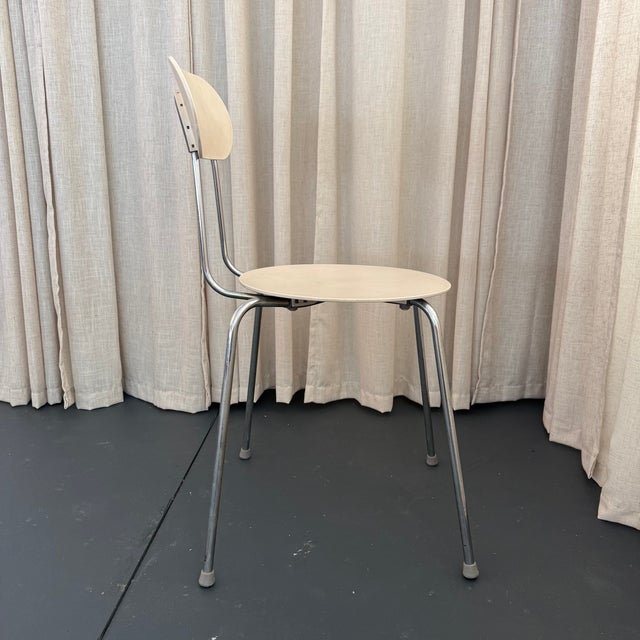 Designed by the Italian master Enzo Mari for Magis, this vintage Mariolina dining chair is a brilliant exercise in...