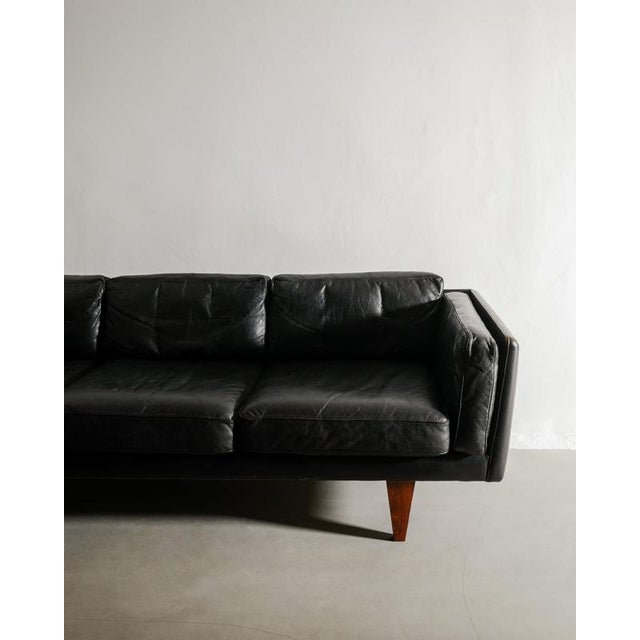 Black Danish Mid-Century Black Leather Three Seater V11 Sofa by Illum Wikkelsø, 1960s For Sale - Image 8 of 8
