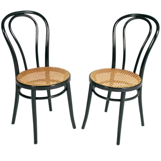 Four robust and romantic Thonet chairs in bent beech with Vienna straw seat from the 1940s. To embellish your kitchen with...
