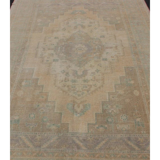 Peach Faded Turkish Hand Knotted Oushak With Medallion With Muted Colors of Tan, Muted Light Peach For Sale - Image 8 of 13