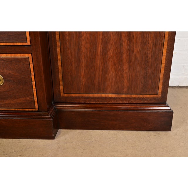 Henkel Harris Georgian Carved Mahogany Lighted Breakfront Bookcase Cabinet For Sale - Image 9 of 15