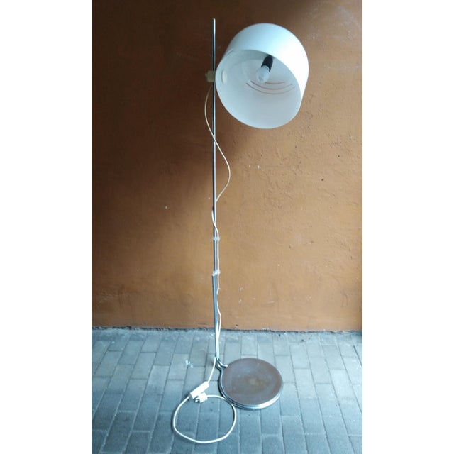 1970s Chrome and Acrylic Floor Lamp by Luigi Massoni for Guzzini, Italy, 1960s For Sale - Image 5 of 10