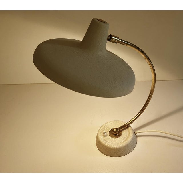 Mid Century 1950s lamp, white metal base and shade, brass stem mounted on a podium base, mushrooom shade Dimentions: 23 cm...