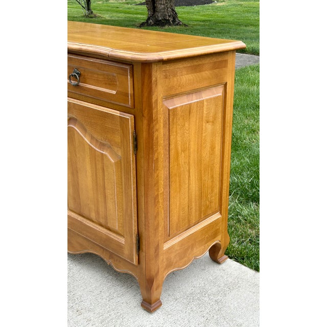Vtg. Maple Ethan Allen Country French Style Flip Top Bar/Server Cabinet For Sale - Image 11 of 17