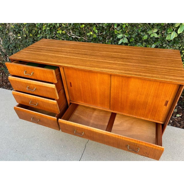Mid Century Modern Sideboard/Credenza by Nathan For Sale In Los Angeles - Image 6 of 17
