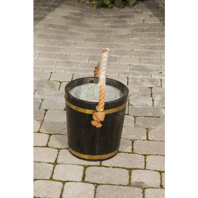 Late 19th Century English Oak Champaign Bucket with Coat of Arms For Sale In Atlanta - Image 6 of 8