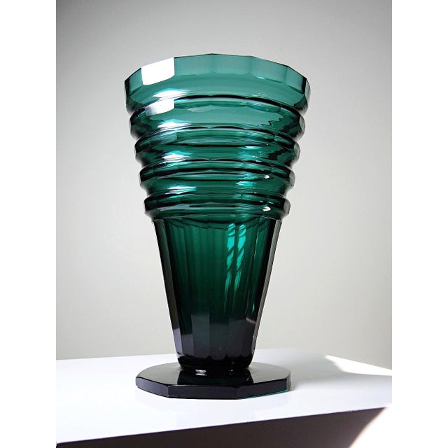 Glass Large Antique Art Deco Vase in Cut Emerald Crystal, Bohemia, 1920s For Sale - Image 7 of 15