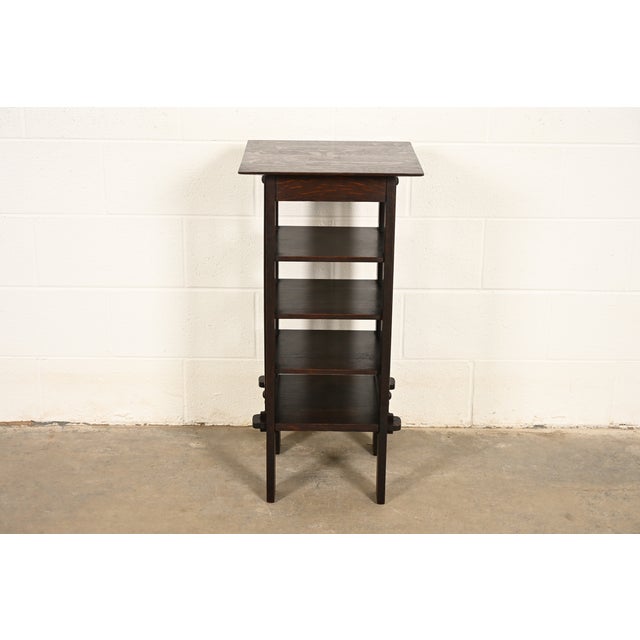 A gorgeous antique Mission or Arts & Crafts period quarter sawn oak bookstand or magazine rack In the manner of Stickley...