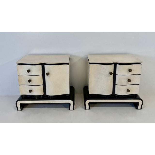 Art Deco Parchment and Black Lacquered Nightstands by Osvaldo Borsani, Italy, 1940s, Set of 2 For Sale - Image 3 of 7