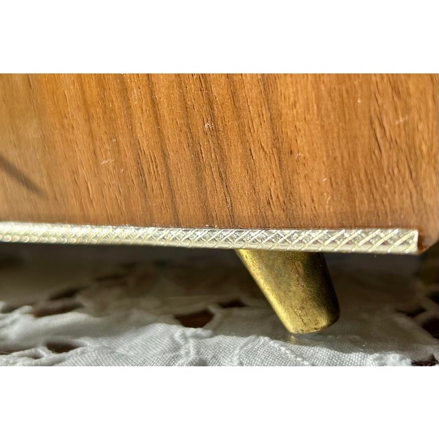 Special hands, small brass legs, key included, functional