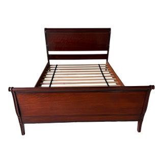 1970s Vintage Drexel Traditional Mahogany Queen Size Sleigh Bed Frame For Sale