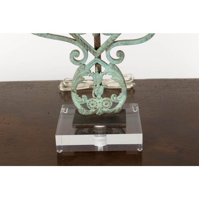 Mid-Century Modern Italian Bronze Midcentury Table Lamps with Scrolling Motifs, on Lucite Bases For Sale - Image 3 of 12