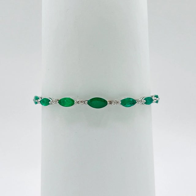 2020s Emerald Marquise and White Round Diamond Bracelet in 18k White Gold For Sale - Image 5 of 6