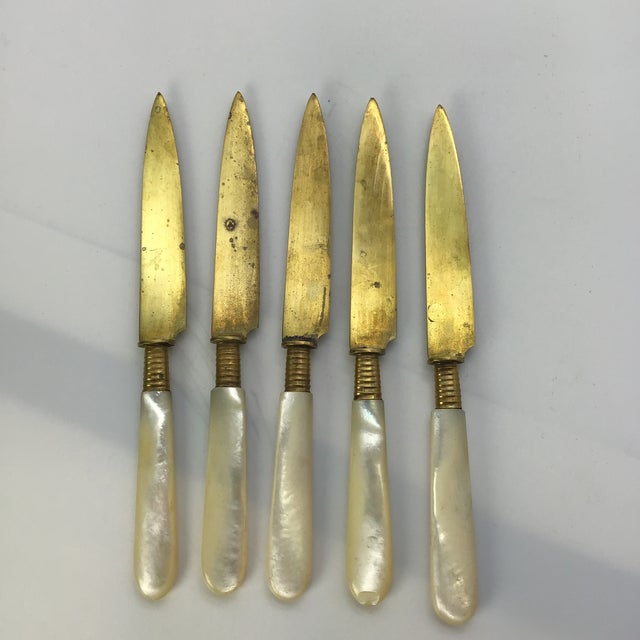 Knife Set European Mop Handle 1940s Stahl Bronce German Fruit Knives Mother of Pearl Handles- Set of 5 For Sale - Image 4 of 6