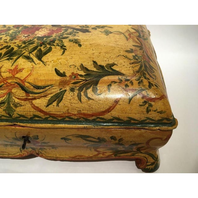 Gold Venetian Lacquered Wooden Yellow Box with Flowers and Birds, 1750 For Sale - Image 8 of 18