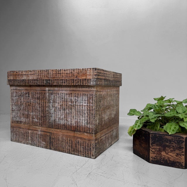A remarkable old Japanese tea chest from the Shōwa period, dating from c. 1950–1970. Originally used for storing tea, the...