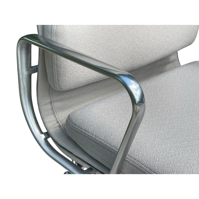 Silver Eames for Herman Miller Soft Pad Executive Chair Ea437 in Buff Pebble Weave (2022) For Sale - Image 8 of 12