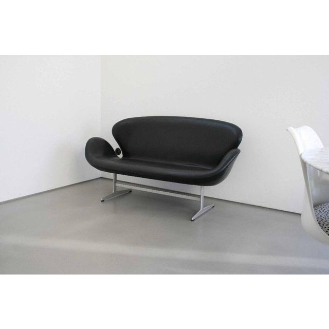 Swan 3321 Sofa by Arne Jacobsen for Fritz Hansen, 1960s For Sale - Image 3 of 8
