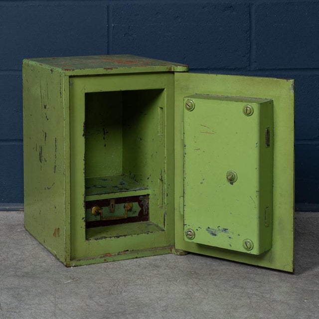 Metal 20th Century English Cast Iron Fireproof Safe by Stephen Cox & Son, Sedgley, 1930 For Sale - Image 7 of 15