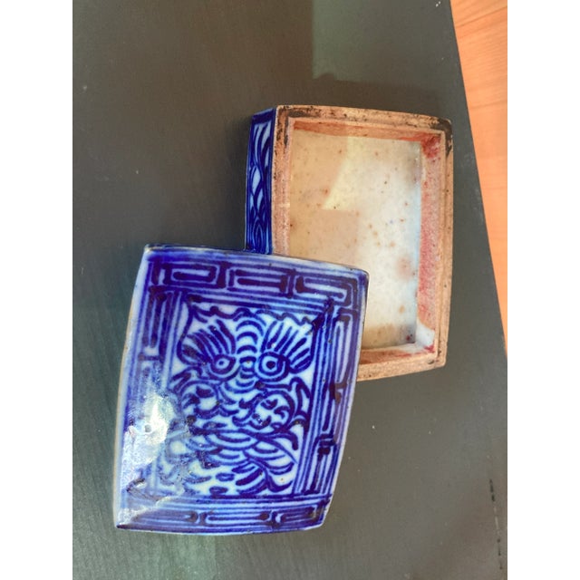 Chinese Late 18th Century Ching Dynasty Blue and White Porcelain Box For Sale - Image 3 of 4