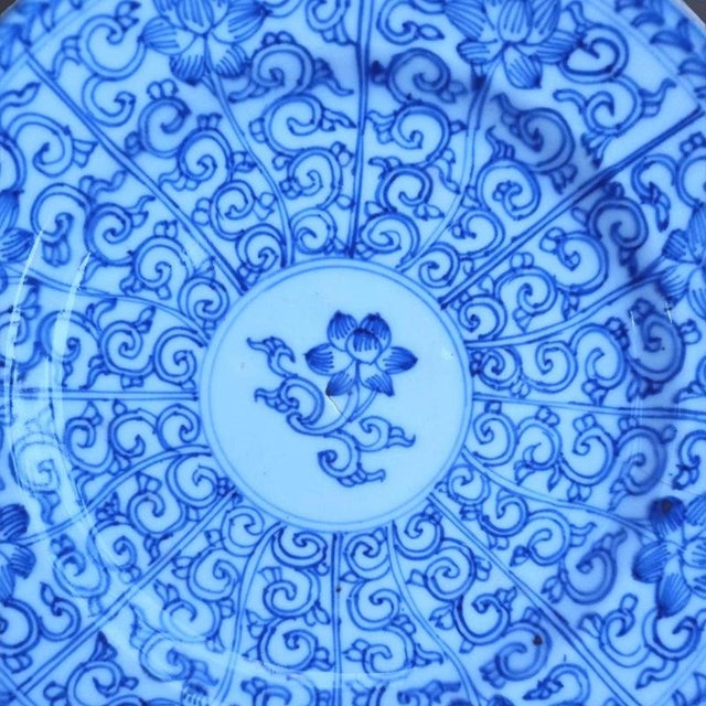 17th Century Late Ming Chinese Wanli Blue and White Porcelain Dish For Sale - Image 4 of 7