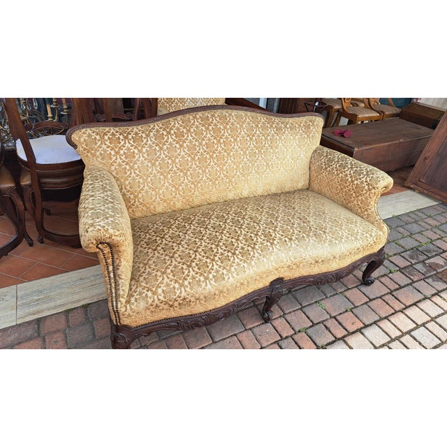 NINETEENTH CENTURY (1800 - 1900) English two-seater sofa from the mid-19th century in solid mahogany with a gendarme-...